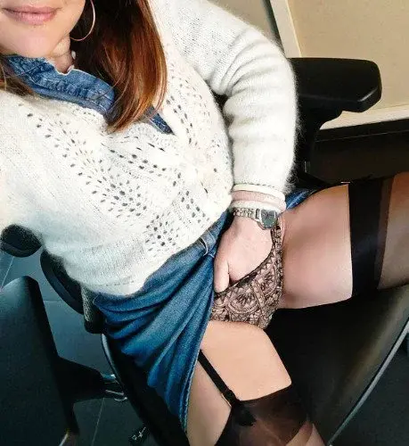 Rejoins-moi sous le bureau pour tout découvrir! 