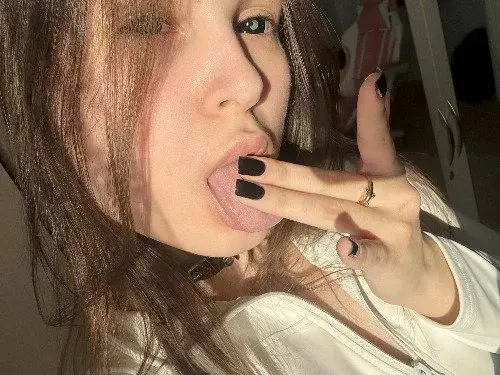 Ou mes doigts vont-ils finir ? humm   Ah oui tu as du remarque mais j'ai des lentilles Dark je els aime troop!