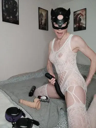 Mon abonnement n'est pas gratuit, car évidemment ce n'est ni un compte d'IA, ni des photos volées, ni des corps cachés où on ne peut pas fantasmer... Mon compte est un vrai profil, une grosse nympho, libertine et MILF ! 
Abonne toi mon coquin. 
Code LESLOUNAS20 pour la ristourne des étrennes de Janvier! 