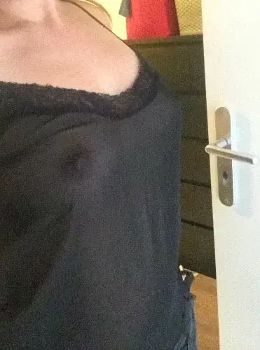 Je suis sortie comme ça aujourd’hui pour manger au resto!!!Rejoins moi pour seulement 4€/mois et viens découvrir mes aventures coquines 😈
