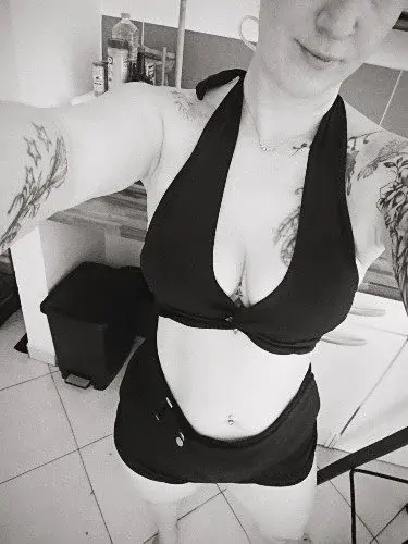 Une autre de mes tenues de vacances 😉.  Toute les femmes devraient avoir la chance d être libre de s'habiller et de s'amuser .  😘