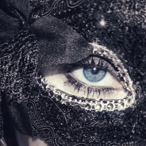 Tu aimes le regard sous ce masque ???