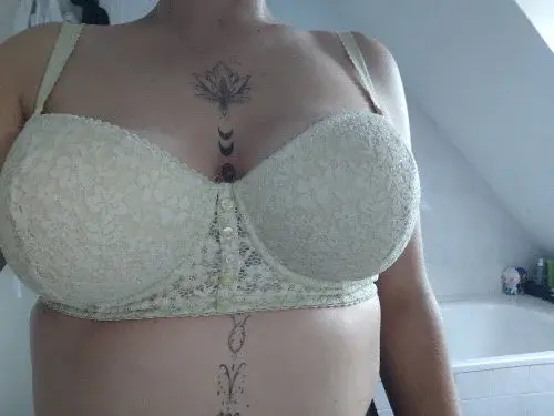 Leak & nude MYM — lasorcelleriedeslivres : « ✨ Douceur, dentelle et un soupçon de magie…
Le détail qui fait toute la différence 🤍🌙

#lingerie #lingerieset #feminineenergy #softgirl #lace #tattooedgirl #moontattoo #selflove #sensuelle #glamour #frenchgirl #bodyconfidence #aesthetic #curvy #reelinstagram #ootd #lacebra #boudoirstyle #lasorcelleriedeslivres #vibes » (Uncove)
