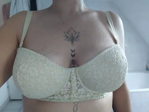 Leak & nude MYM — lasorcelleriedeslivres : « ✨ Douceur, dentelle et un soupçon de magie…
Le détail qui fait toute la différence 🤍🌙

#lingerie #lingerieset #feminineenergy #softgirl #lace #tattooedgirl #moontattoo #selflove #sensuelle #glamour #frenchgirl #bodyconfidence #aesthetic #curvy #reelinstagram #ootd #lacebra #boudoirstyle #lasorcelleriedeslivres #vibes » (Uncove)
