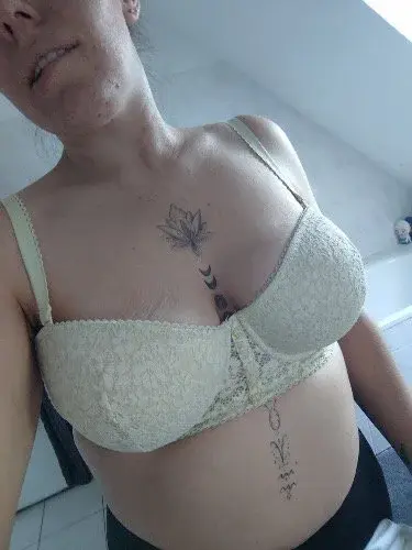 Leak & nude MYM — lasorcelleriedeslivres : « ✨ Entre douceur et mystère… 🌙
Laisser parler les détails sans tout dévoiler 🤍

#lingerie #tattoo #tatouagefemme #moonphases #lotustattoo #softgirl #sensuelle #frenchgirl #bodypositive #feminineenergy #aesthetic #lace #mysticgirl #sexy #underboobtattoo #selflove #reelinstagram #instagramfrance  » (Uncove)