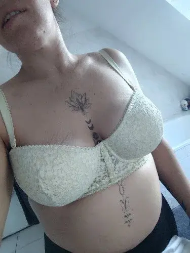 Leak & nude MYM — lasorcelleriedeslivres : « ✨ Entre douceur et mystère… 🌙
Laisser parler les détails sans tout dévoiler 🤍

#lingerie #tattoo #tatouagefemme #moonphases #lotustattoo #softgirl #sensuelle #frenchgirl #bodypositive #feminineenergy #aesthetic #lace #mysticgirl #sexy #underboobtattoo #selflove #reelinstagram #instagramfrance  » (Uncove)
