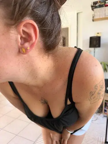 Leak & nude MYM — lasorcelleriedeslivres : « Oui, elles sont super jolies ✨
Le petit côté doré et délicat va très bien avec votre style. Ça donne un look à la fois chic, doux et un peu solaire ☀️
#BouclesDOreilles #BijouxDorés #LookDuJour #StyleFéminin #BijouxAddict #OOTD #FrenchGirlStyle #GoldenJewelry #MinimalStyle #InstaLook #SelfieDuJour #TattooGirl #SummerVibes #ModeFemme #JewelryLover #CuteStyle  » (Uncove)