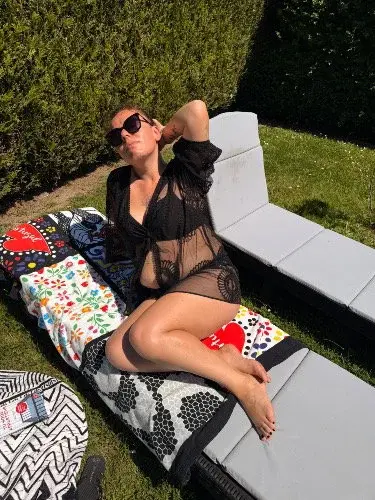 Leak & nude MYM — lasorcelleriedeslivres : « Le soleil chauffe ma peau… mais ce n’est peut-être pas la seule chose qui risque de te faire perdre la tête. 🖤🔥
Alors, tu viens t’allonger près de moi ? 😏

#SummerVibes #SexyMood #BlackLingerie #Poolside #SunKissed #FeelingMyself #InstaBabe #HotGirlSummer #Sensual #Confidence #CurvyWoman #SexyStyle #FrenchGirl #BodyConfidence #MYMFrance #Glamour #Seduction #LingerieLook #SummerBody  » (Uncove)