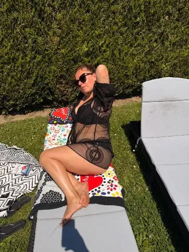 Leak & nude MYM — lasorcelleriedeslivres : « Le soleil chauffe ma peau… mais ce n’est peut-être pas la seule chose qui risque de te faire perdre la tête. 🖤🔥
Alors, tu viens t’allonger près de moi ? 😏

#SummerVibes #SexyMood #BlackLingerie #Poolside #SunKissed #FeelingMyself #InstaBabe #HotGirlSummer #Sensual #Confidence #CurvyWoman #SexyStyle #FrenchGirl #BodyConfidence #MYMFrance #Glamour #Seduction #LingerieLook #SummerBody  » (Uncove)
