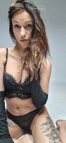 la beauté d'une femme avec des gants