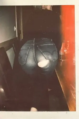 J’ai pété mon jean… mais pas mon envie de jouer. 😏
Un aperçu brut, spontané… comme moi.
Prêt à voir ce que je cache encore sous le denim ? 🍑💥
