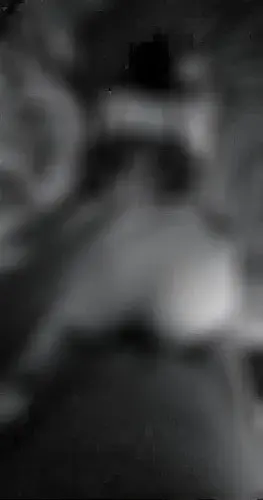 Elle cambre, lui a fond! Elle crie, il jouit. 🔥
Tout es flou sauf le plaisir.