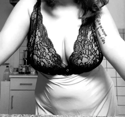 Only_red 💋. Si tu veux en voir plus n’hésite pas à t’abonner et me faire des demandes en privé
