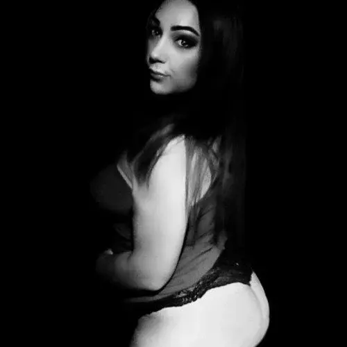 Salut toi ! Voilà une petite photo de moi pour que tu vois à quoi je ressemble quand-même il y en aura d'autres t'en fais pas 😜