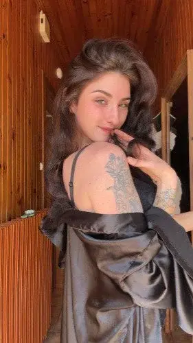 Abonnement gratuit 🐺

Je crois que j’aime bien quand tu hésites…
entre me regarder…
et détourner les yeux comme si t’avais pas le droit 🖤