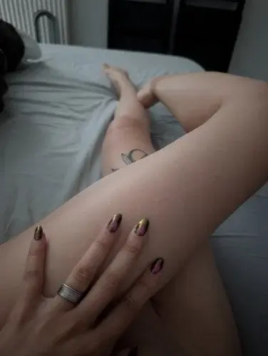J'ai de jolies jambes non ? Tu peux me voir les ouvrir en privé 😈

#jambes #sexy #lingerie #tatouage #nudes  #coquine #exhibition #adult #porn #NSFW#nsfw