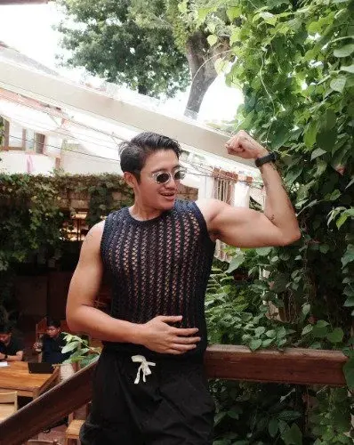 Je parie que je suis plus musclé que toi 🙄😝