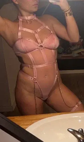 J’adore ce body 🥰😈
KIWIE100 pour me rejoindre 🌸
