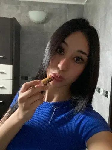 Je sens que tu as envie de remplacer mon rouge à lèvres par quelque chose de bien plus troublant… viens me le montrer en privé.😈💋
Abonne-toi👈👈