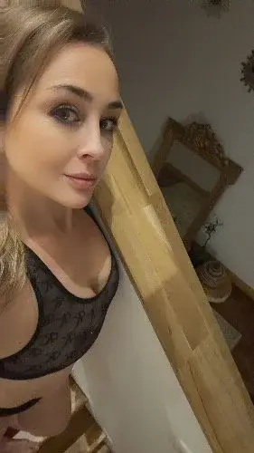 Une touche de mystère, un regard, et le reste est sur mon profil…
Abonne-toi gratuitement, je t’attends 💌