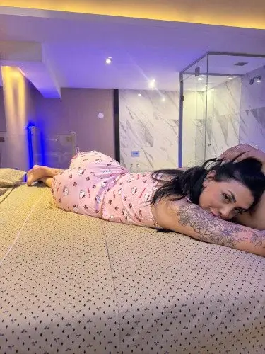 Je suis toute seule dans mon lit ce soir, je compte sur toi pour me rechauffer🥰