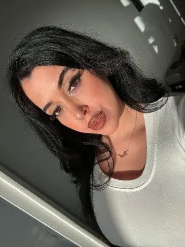 Te fie pas juste à ma beauté, j'adore faire les nouvelles rencontres 🫦.

Rejoins moi en privé 😘