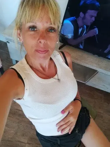 Ce soir, après le boulot… viens profiter de mes mains 😏
J’ai envie de te faire un massage très spécial, lent et sensuel… juste assez pour te faire oublier le reste du monde 🔥