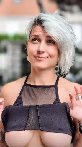 Qu'est-ce-que tu attends pour me suivre ?
Plus de 500 médias gratuits 🥵 et 1600 exclusifs 😜