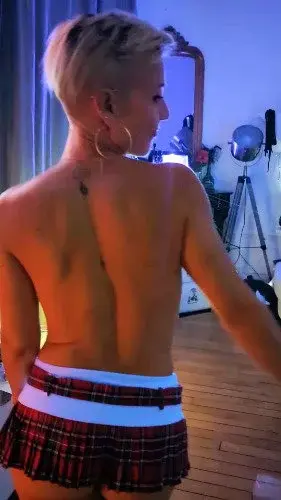 Viens suivre ma page, plus de 500 médias gratuits t'attendent 🫦