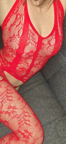 Moi c’est Camille, 25 ans, et aujourd’hui je porte le rouge comme une déclaration.
Une lingerie en dentelle délicate, ardente et affirmée, pensée pour sublimer chaque courbe et réveiller la confiance. #dentelleenflammes #lingerierouge #dentellerouge #lingeriesexy #lingerieaddict
#feminite #confianceensoi #glamour #sensualite #frenchlingerie
#rougepassion #elegancefeminine #stylefemme #lingerielovers #camille