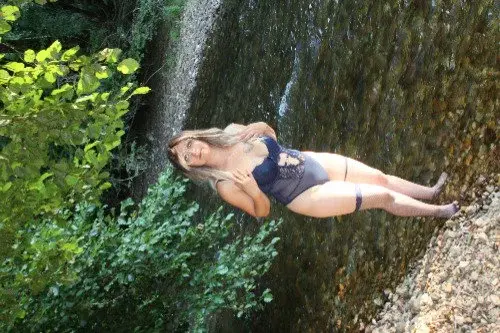 Cc les loulous il vous reste moins de 8h pour profiter de mon code promo SABELINE31 avec lui moin 50% et recevez une vidéo solo dans mon bain 🥵🥵🥵🥵🥵