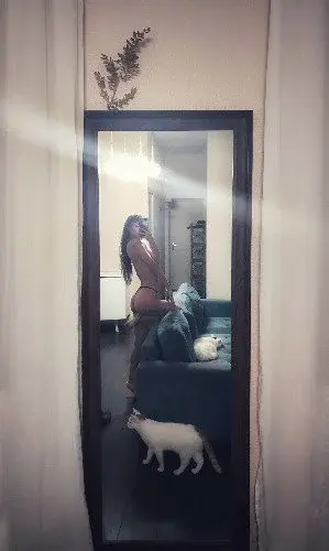 Envie de découvrir ce que tu ne vois qu’à moitié ? Rejoins-moi pour l’intégralité du spectacle… 🔥