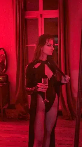Plongez dans l'élégance du cabaret érotique et explorez mes contenus privés pour une expérience sensuelle unique. Entrer dans mon univers Sulfureux...