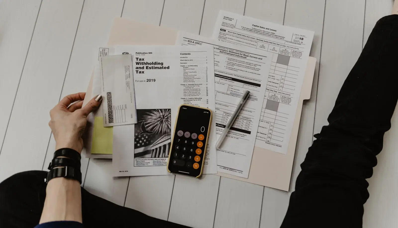 Calculatrice et documents de déclaration de revenus sur un bureau
