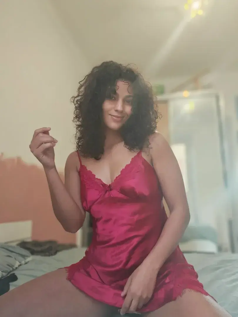 Dis-moi ce que tu veux pour Noël…Moi en tenue de Noël + toi en train de m’écrire en privé = le combo parfait 🎅✨Je réponds à tous mes MP et j’adore préparer des contenus sur-mesure…🎁 –40% sur mon abonnement avec le code JOSYNOELTu viens me dire ce que tu veux voir ? 😘