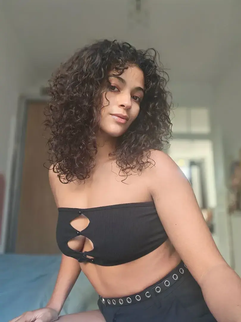 Décembre me rend trop taquineJe crois que cette période me donne envie de dévoiler un peu plus chaque jour… 😘Tu veux suivre ça de près ?✨ JOSYNOEL = –40%Et en privé, je te montre les angles que je ne poste pas ici…