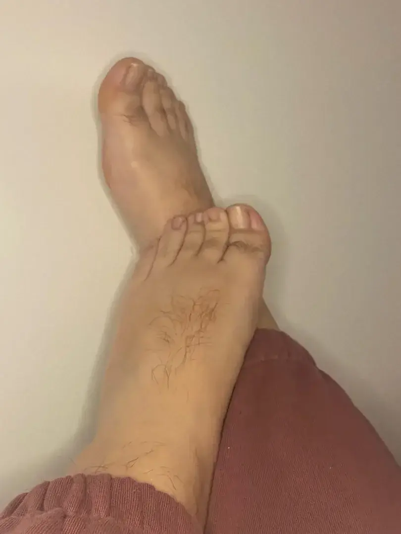 Leak & nude MYM — Licorn_n_co : « Ce soir je veux vous partager l’envie que j’ai de sentir à nouveau une bouche et une barbe sur la plante de mes pieds. Cette sensation est tellement douce et agréable.J’aime ressentir les frissons que cela me provoque au creux de mes reins … » (MYM)