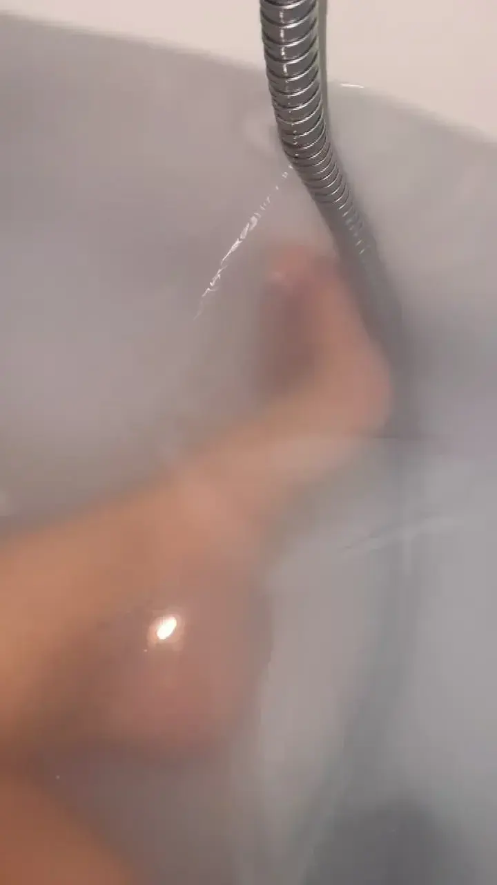 Leak & nude MYM — Lovepieds123 : « Mes petits pieds dans le bain 🛁 🥰 » (MYM)