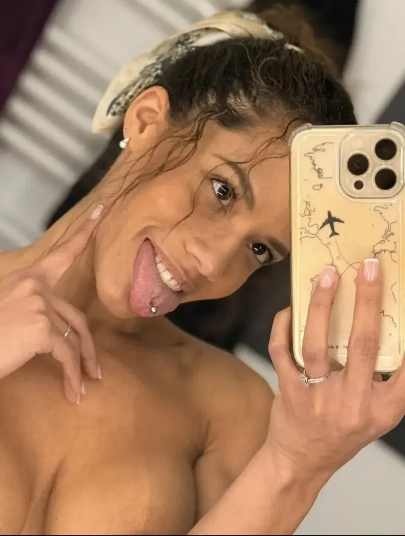 Une fois sortie de la douche je me masse la chatte discrètement sans faire de bruit parce que j’ai des invités chez moi 🤭😜