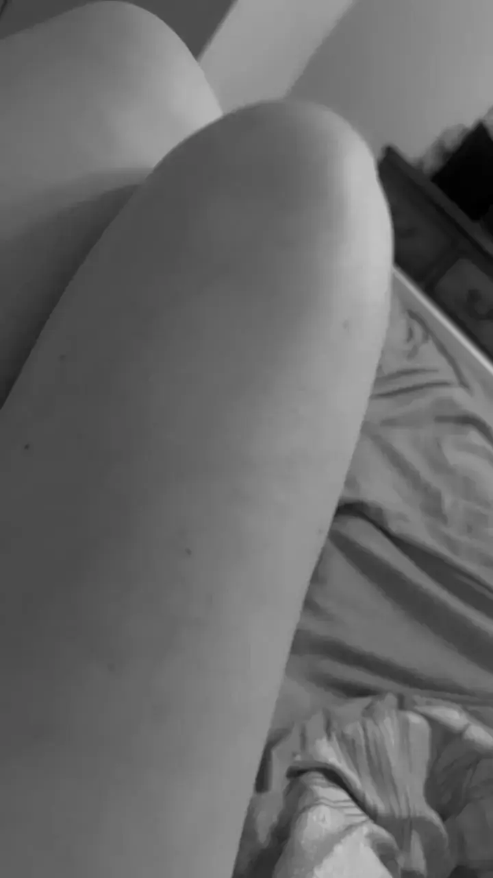 “Mes jambes sont un chemin… et j’ai terriblement envie que tu t’y perdes ce soir.”