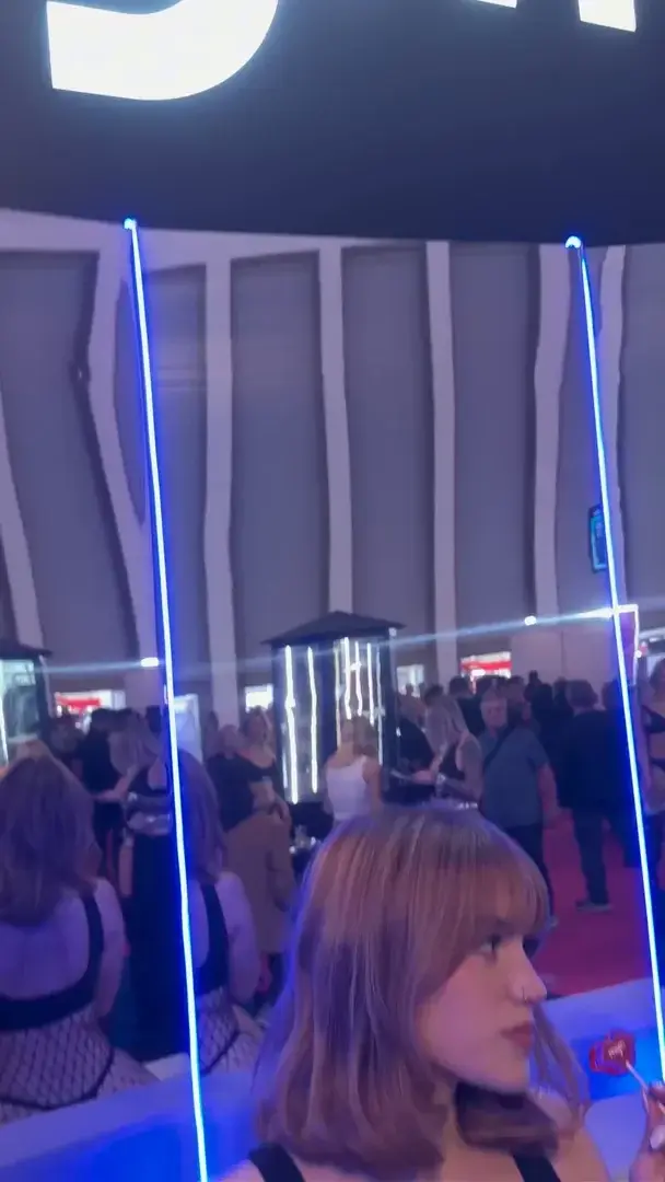 Leak public de Carlavyx — « Carla Vyx Égérie MYMSi tu veux découvrir mon show strip tease intégral à Berlin envoie moi « BERLIN » en DM 😈❤️ » (nude) sur MYM