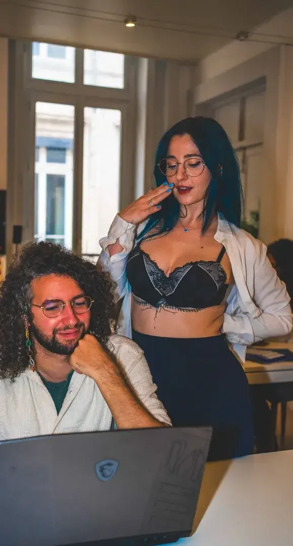 Tu veux travailler? T'es sûr? 😈Abonne toi avec le code KHALALOVE ou CUPIDONKHALA pour découvrir cette sextape directement sur mon profil!