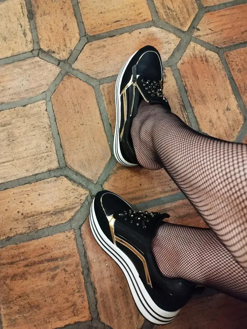 Leak & nude 2 — Kisskissgirl_pieds_mains_sexy_nylon_collants