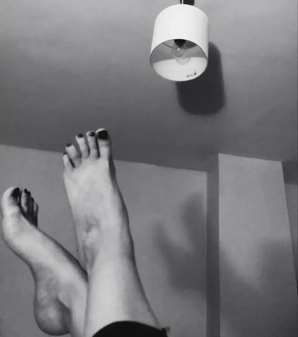 Leak & nude 4 — Kisskissgirl_pieds_mains_sexy_nylon_collants