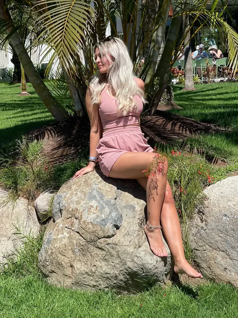 Deine Vorteile:🔥 Exklusive Bilder & Videos, die niemand sonst sieht🔥 Tägliche privaten Einblicke, nur für VIPs🔥 Sofort-Antworten – du rutschst ganz nach oben🔥 Mehr Nähe, mehr Aufmerksamkeit, mehr „Nur für dich“-Momente🔥 Private Nachrichten, die ich öffentlich niemals schicken würde🔥 Zugang zu Specials, Aktionen & versteckten Extras🔥 Überraschungen, die nur VIPs bekommen🔥 Bonusse, die sich jeden Monat lohnen🔥 Dickratings🔥 Sprachnachrichten🔥 Echtes kennen lernen keine MassennachrichtenWerde jetzt mein VIP!