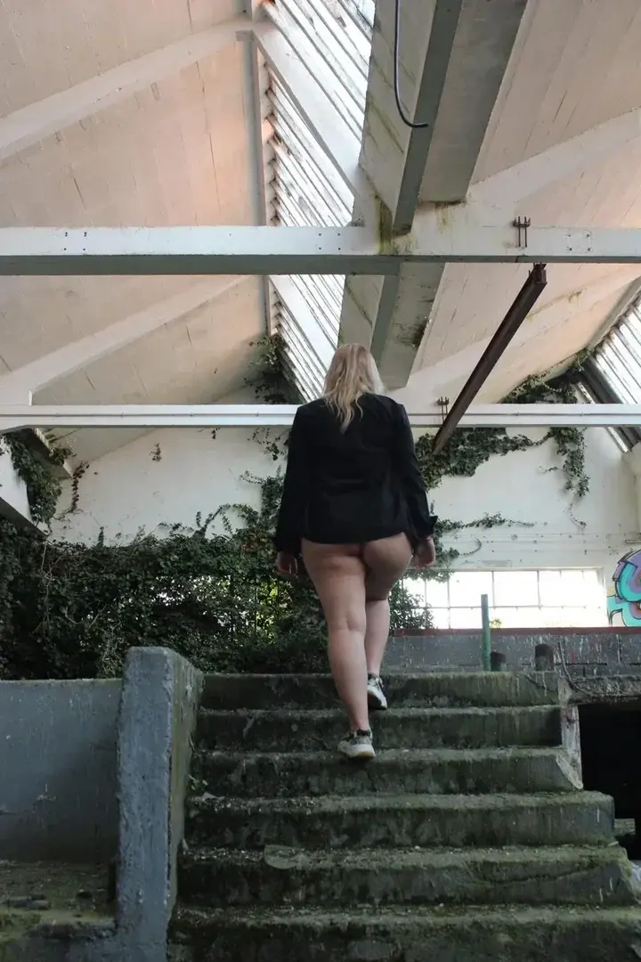 #urbex #sous-vetements #modèles #photo #sexy #rouge #amateur #lieuinsolites #fesses #rondeurs #midsize #boudoirs #curvy #formes #blonde
