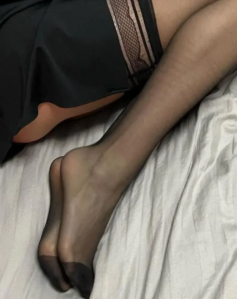 Leak & nude 1 — Petits_pied_damour