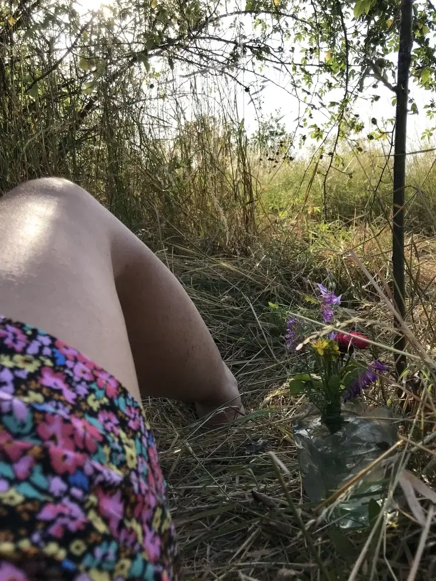 🌸☀️🌹🌼 on dirait qu’elle attend quelqu’un la coquine…