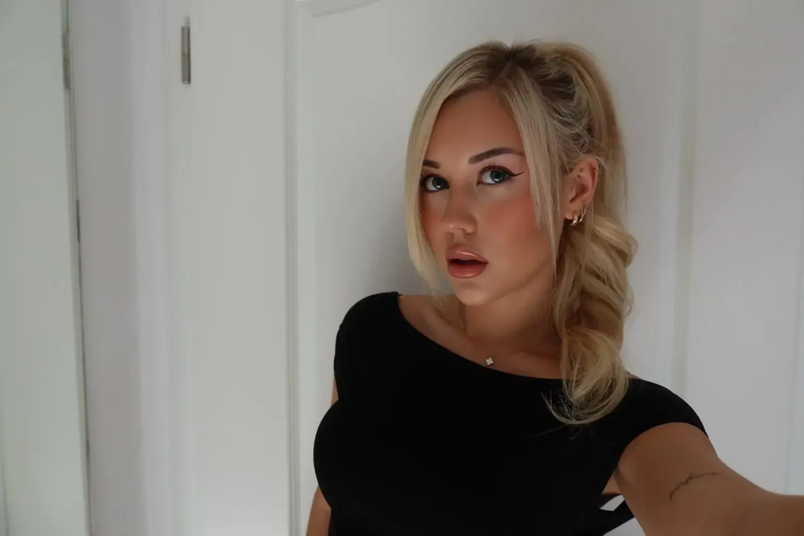 Leak public de Samantra — « Zopf oder Haare offen? 👱🏼♀️🎀 » (nude) sur MYM