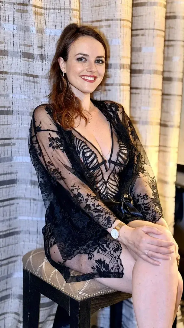 Un regard, une sourire et un peu de mystère... 😊 Tu veux que je sois douce ou audacieuse ? 🫦